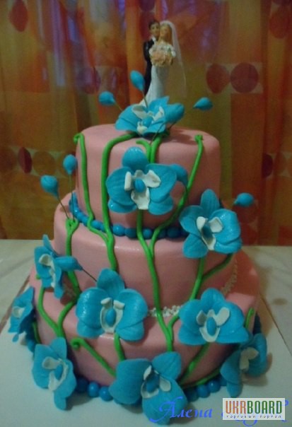 Розовый свадебный торт с голубыми орхидеями