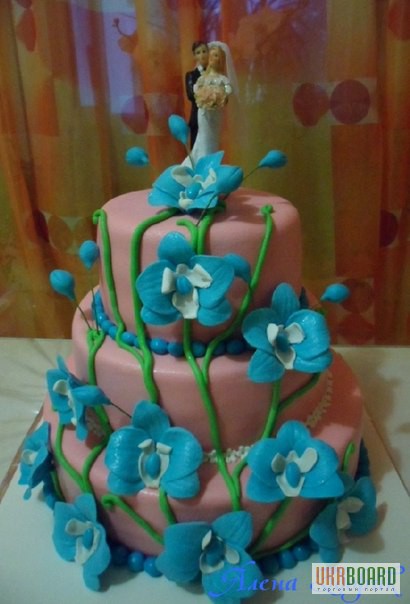 Фото 2. Розовый свадебный торт с голубыми орхидеями