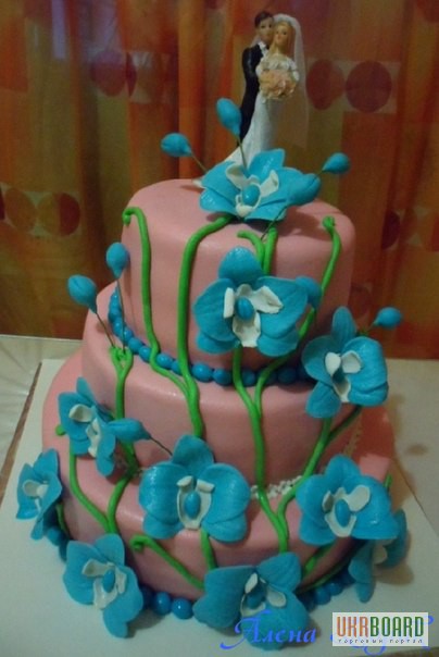 Фото 3. Розовый свадебный торт с голубыми орхидеями