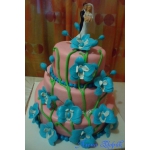 Розовый свадебный торт с голубыми орхидеями