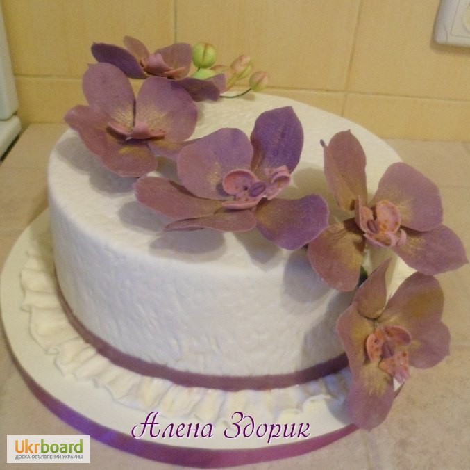 Свадебный торт с веточкой сиреневых орхидей