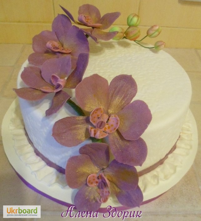 Фото 2. Свадебный торт с веточкой сиреневых орхидей