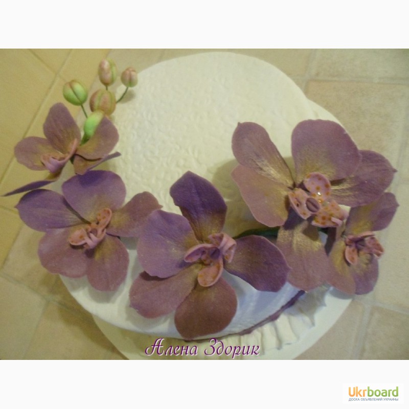 Фото 3. Свадебный торт с веточкой сиреневых орхидей