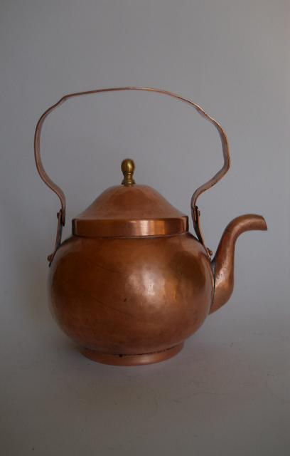 Фото 2. Старинный медный чайник