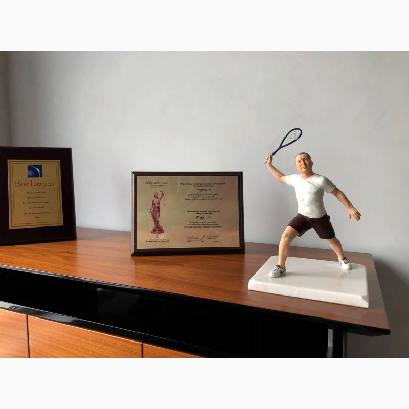 Фото 2. Шаржевая статуэтка теннисиста, производство шаржевых статуэток на заказ