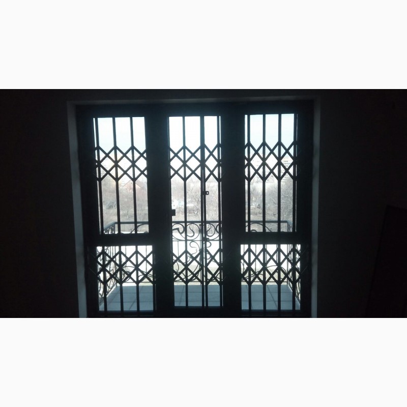 Фото 12. Раздвижные решетки на окна и двери