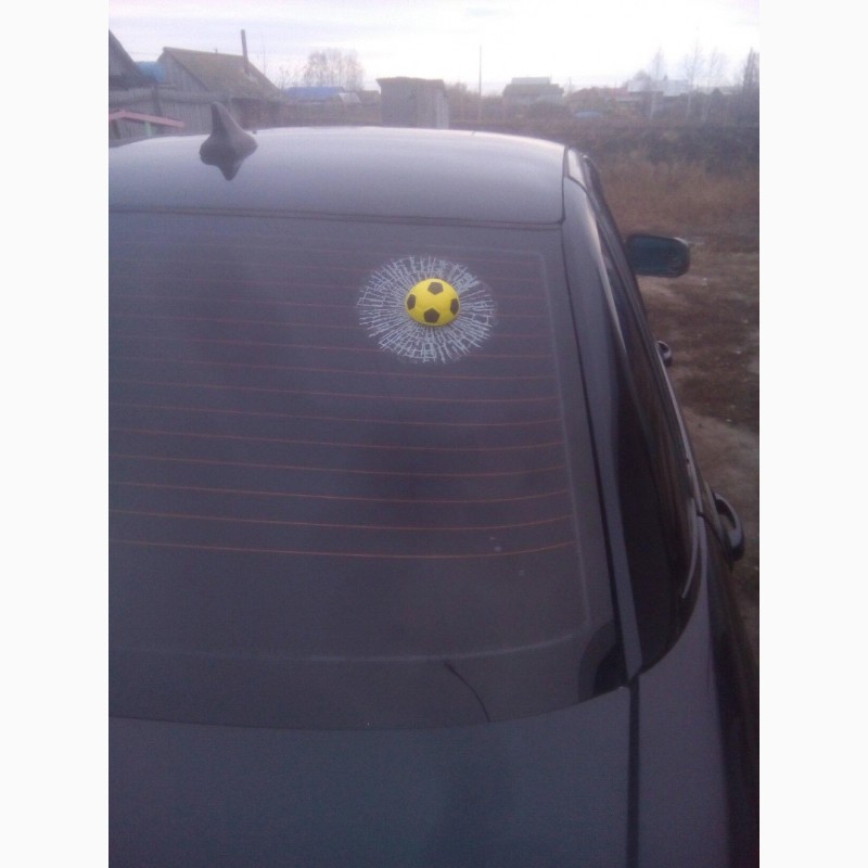 Фото 2. Наклейка на авто Мячик в окне авто жёлтый футбольный наклейка прикол