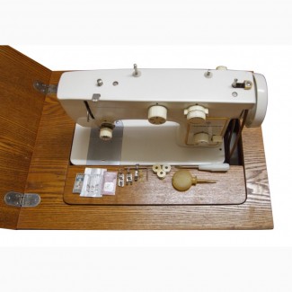 Швейная машинка Чайка -142м-22 -1 с ножным приводом. Б/У в прекрасном состоянии