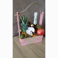 Доставка фруктово - конфетных букетов и корзин с элементами карвинга