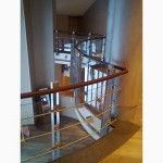 Изготовление и установка стеклянных перил для лестниц