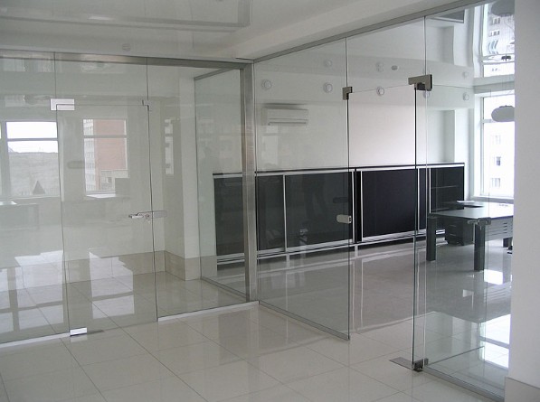 Фото 4. Стеклянные перегородки для офиса и дома с использованием закаленного стекла