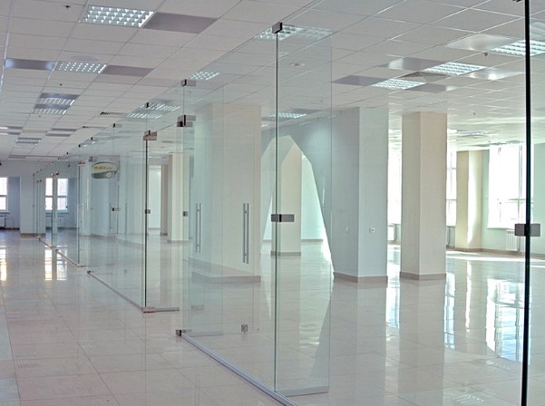 Фото 5. Стеклянные перегородки для офиса и дома с использованием закаленного стекла