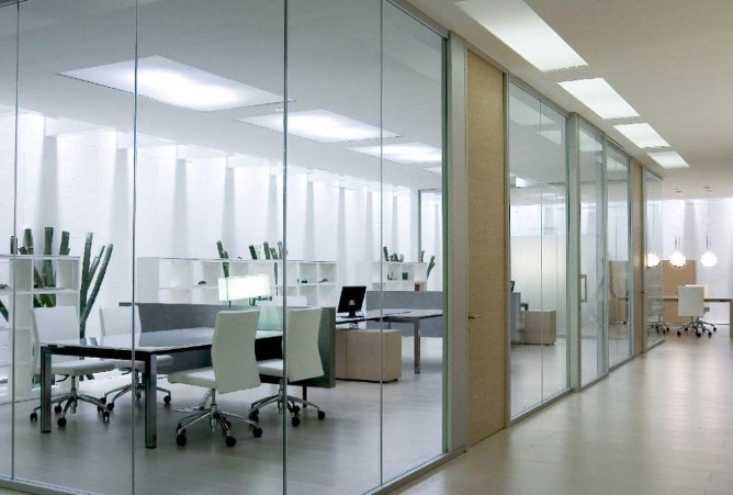 Фото 6. Стеклянные перегородки для офиса и дома с использованием закаленного стекла