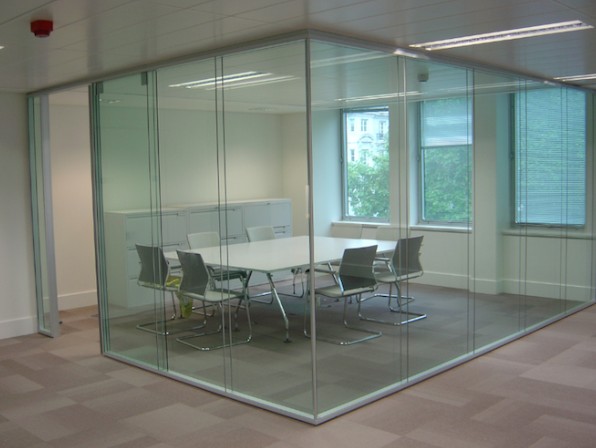 Фото 7. Стеклянные перегородки для офиса и дома с использованием закаленного стекла