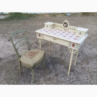Антикварный дамский столик со стулом