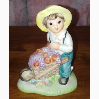 Статуэтка Мальчик с тачкой фруктов, керамика, Англия