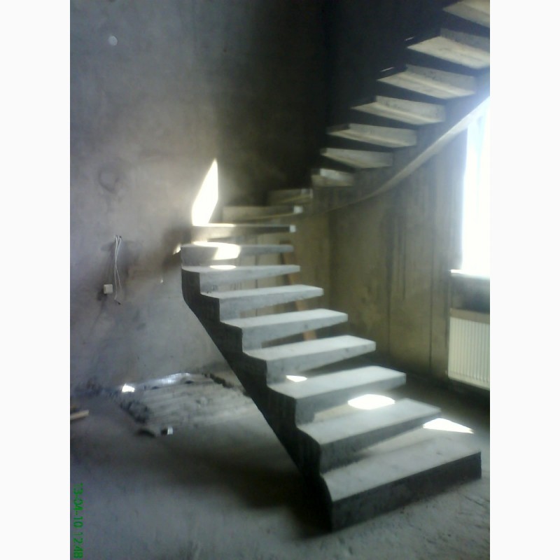 Фото 2. Сходи бетонні на боковому або центральному косоурах (бетонна основа дерев#039;яних)
