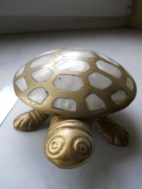 Фото 6. Черепаха -шкатулка из латуни и перламутра