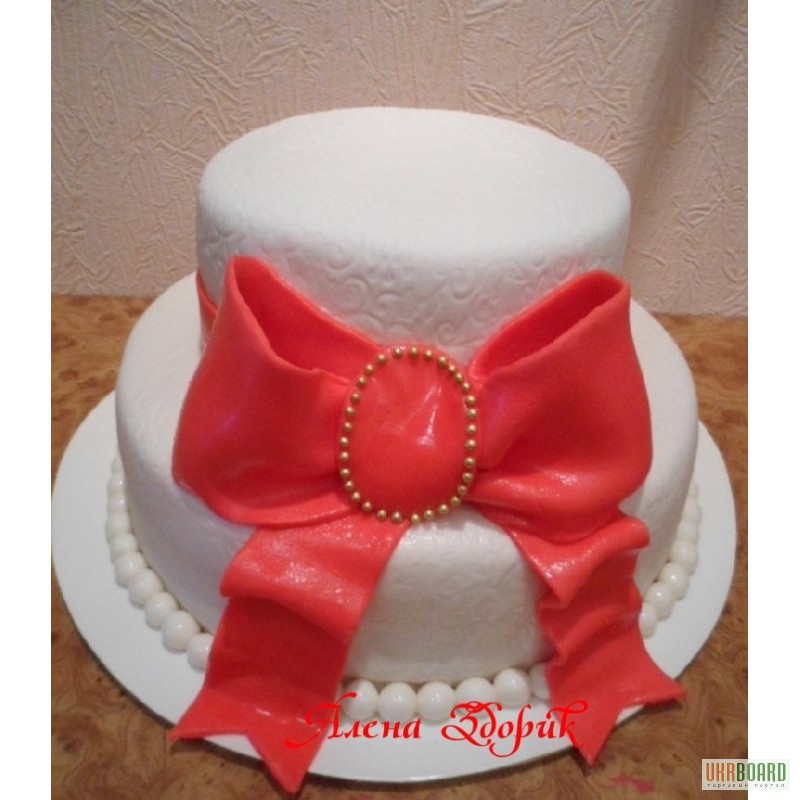Фото 2. Свадебный белый 2-х ярусный торт с большим красным бантом