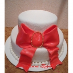 Свадебный белый 2-х ярусный торт с большим красным бантом
