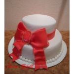 Свадебный белый 2-х ярусный торт с большим красным бантом