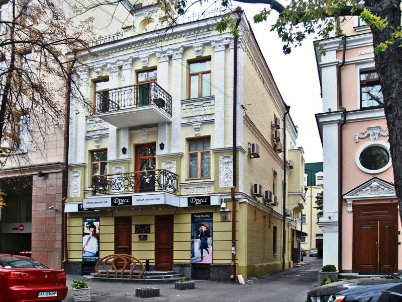 Фасадное торгово-офисное здание в историческом месте, Подол