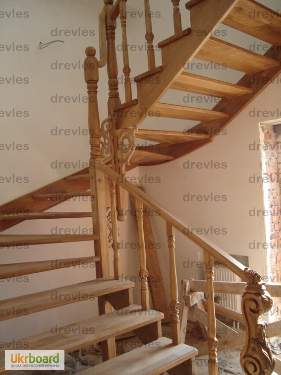 Фото 4. Лестница деревянная, зашивка каркаса деревом