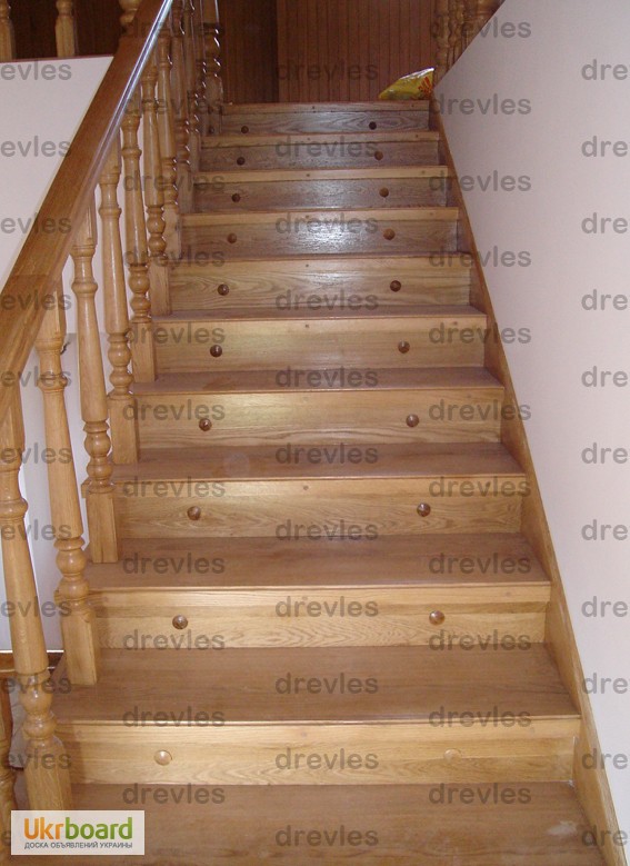 Фото 5. Лестница деревянная, зашивка каркаса деревом