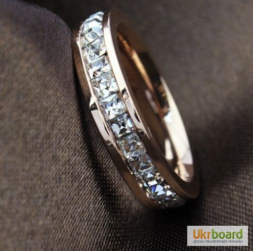 Фото 2. Красивое кольцо с кристаллами Swarovski покрытое золотом 18 карат