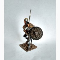 Оловянная миниатюра викингов с мечом и щитом