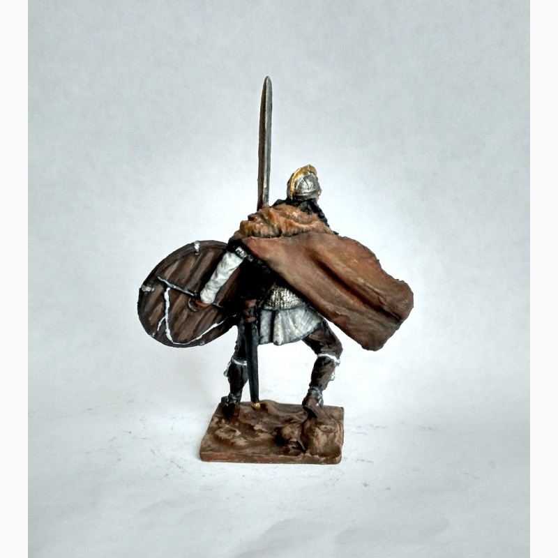 Фото 2. Оловянная миниатюра викингов с мечом и щитом