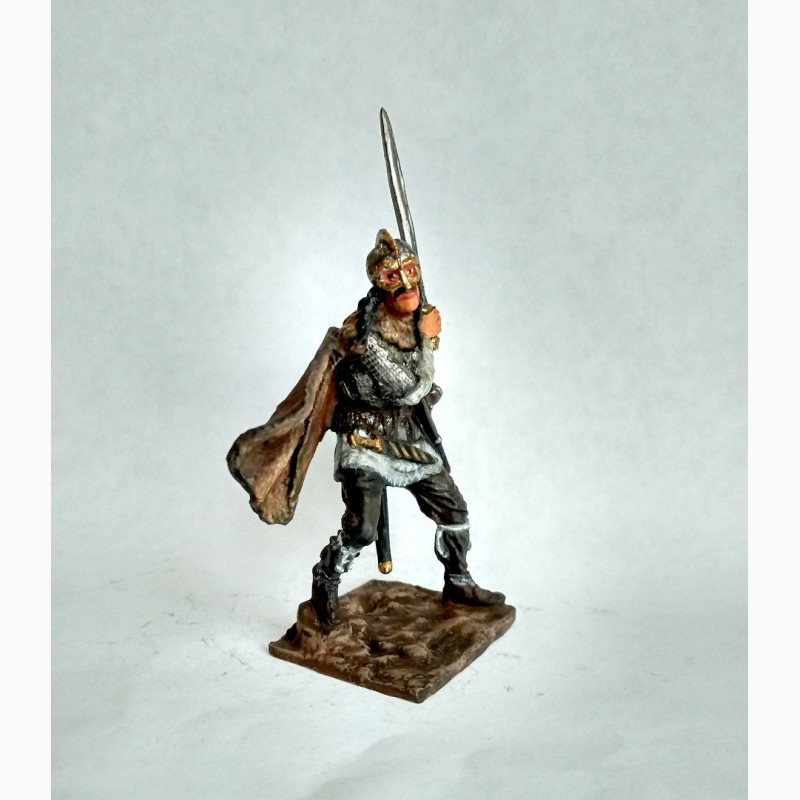 Фото 3. Оловянная миниатюра викингов с мечом и щитом
