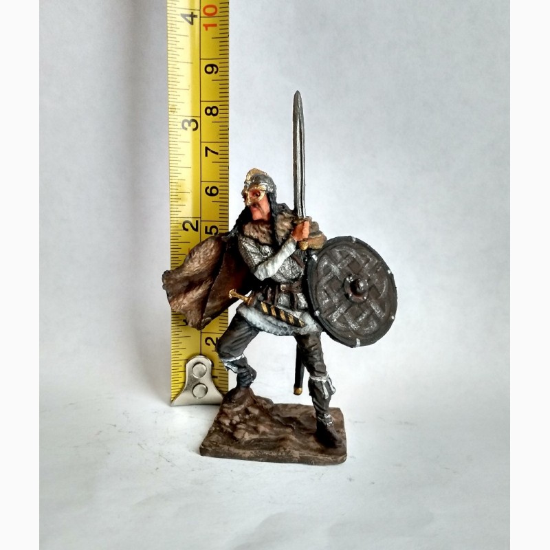 Фото 4. Оловянная миниатюра викингов с мечом и щитом