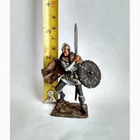 Оловянная миниатюра викингов с мечом и щитом