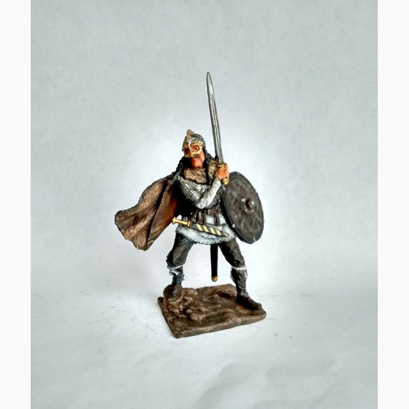 Фото 5. Оловянная миниатюра викингов с мечом и щитом