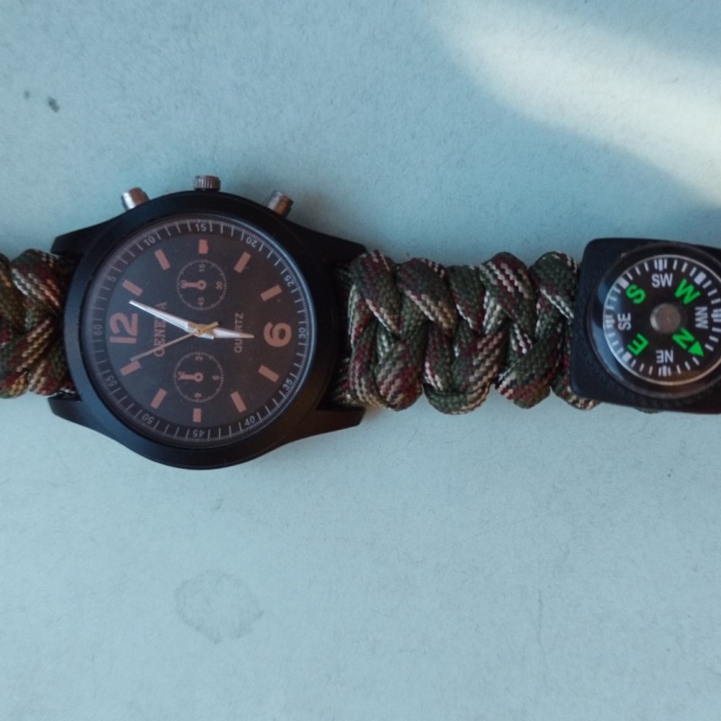 Фото 5. Часы с браслетом и компасом