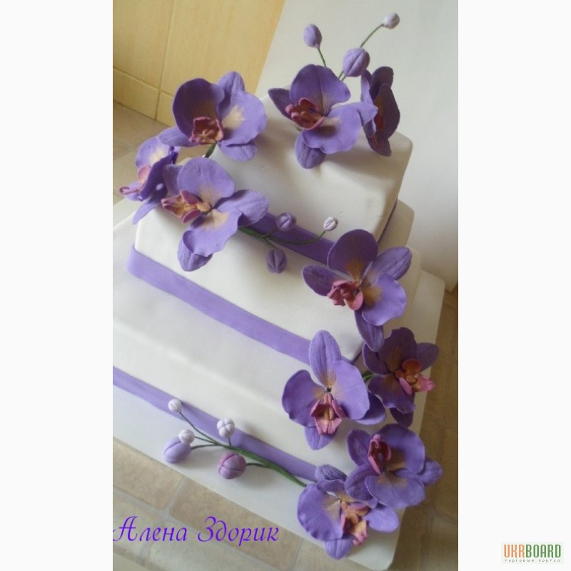 Фото 2. Свадебный 3-х ярусный торт с сиреневыми орхидеями