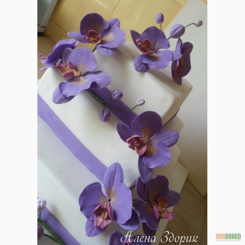 Фото 4. Свадебный 3-х ярусный торт с сиреневыми орхидеями