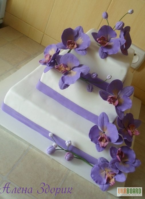 Фото 5. Свадебный 3-х ярусный торт с сиреневыми орхидеями