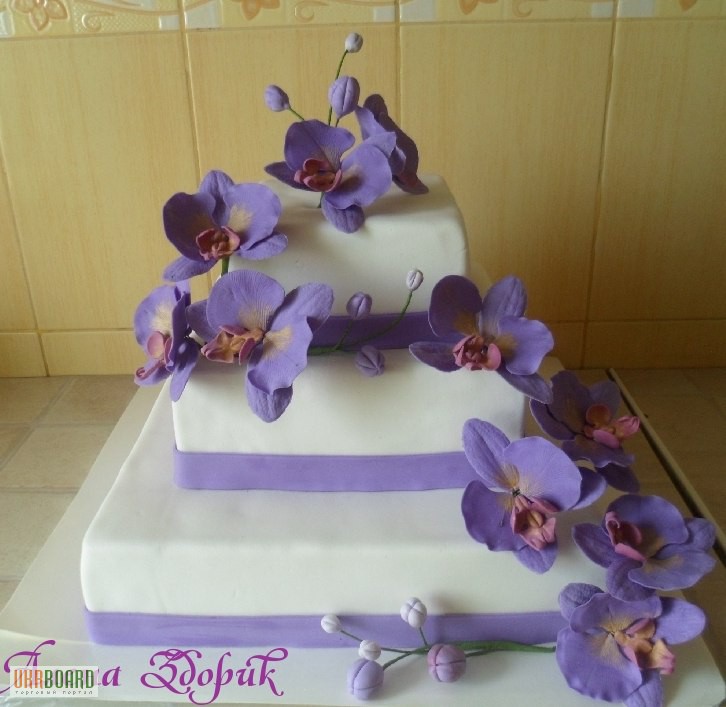 Фото 6. Свадебный 3-х ярусный торт с сиреневыми орхидеями