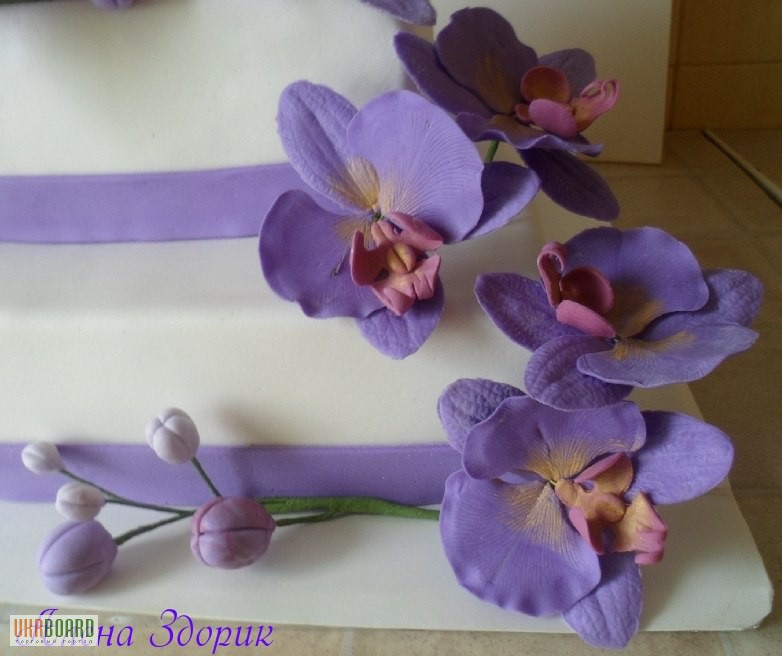 Фото 7. Свадебный 3-х ярусный торт с сиреневыми орхидеями