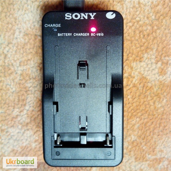 Фото 3. Зарядное устройство BC-V615 для аккумуляторов Sony