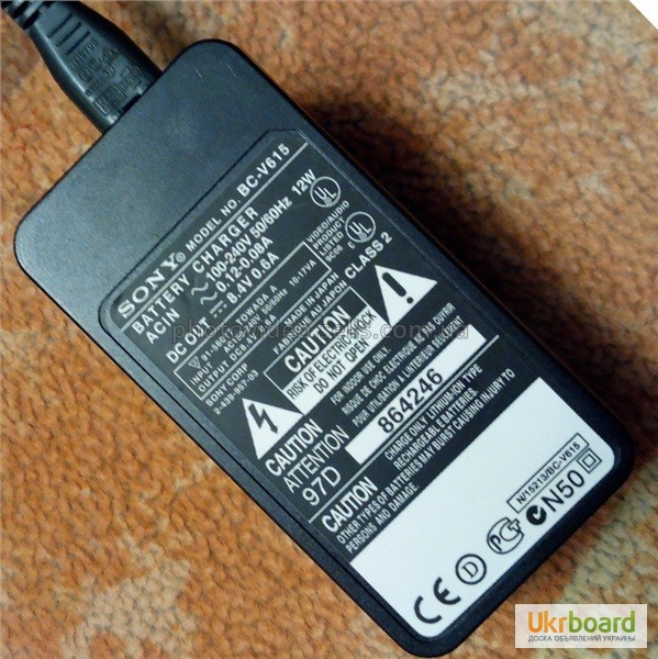 Фото 4. Зарядное устройство BC-V615 для аккумуляторов Sony