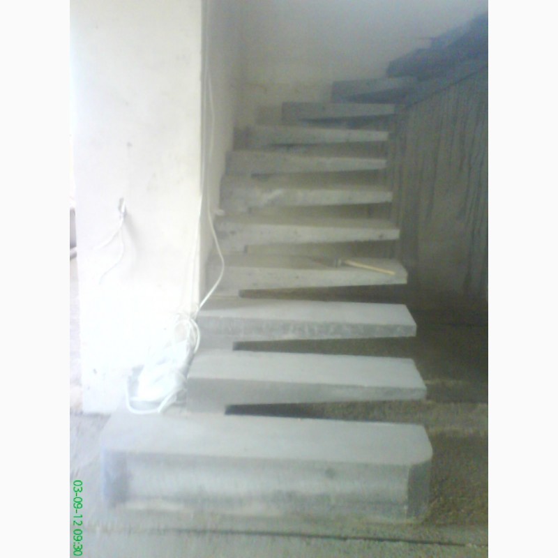Фото 7. Сходи бетонні на боковому та центральному косоурах (бетонна основа дерев#039;яних)