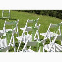 Аренда складных деревянных стульев для выездной свадебной церемонии