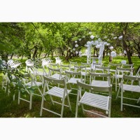 Аренда складных деревянных стульев для выездной свадебной церемонии