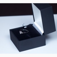 Брендовое кольцо с бриллиантами в белом золоте