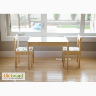 Прекрасный комплект детской мебели стол и 2 стула от икеа