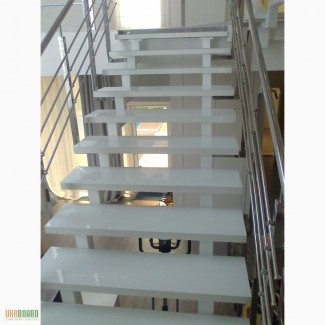 Стеклянные лестницы и ступени, изготовление и монтаж