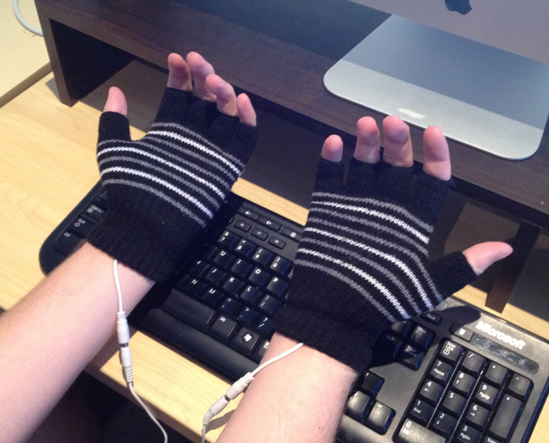 Фото 7. USB-перчатки с подогревом для работы за компьютером